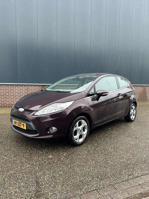 Paars Occasion 2009 Ford Fiesta Titanium Hatchback | € 3.495 (Goede deal) - Afbeelding 1/4