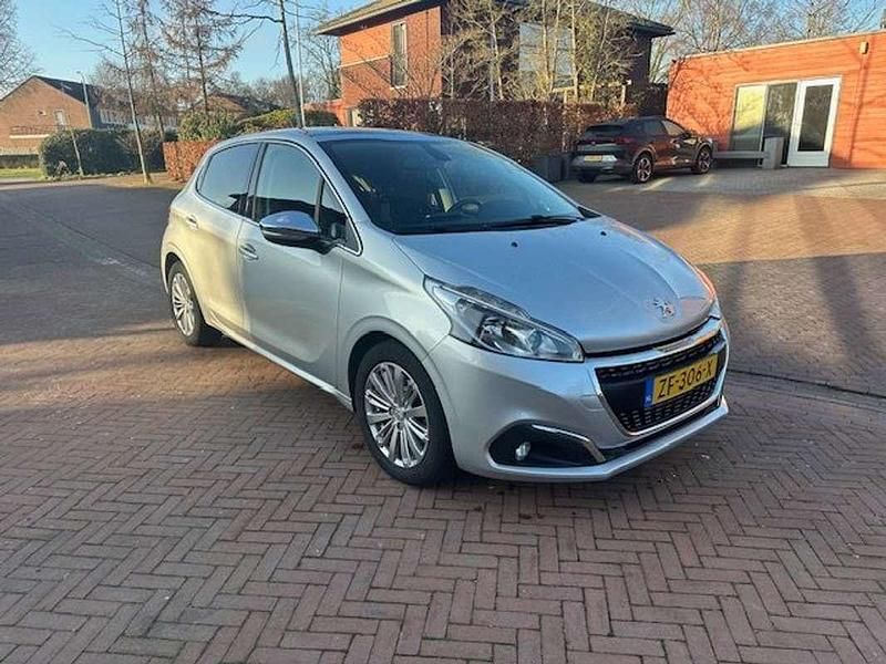 Zilver Gebruikt 2017 Peugeot 208 GT-line Hatchback | € 12.950 (Duur) - Afbeelding 1/4