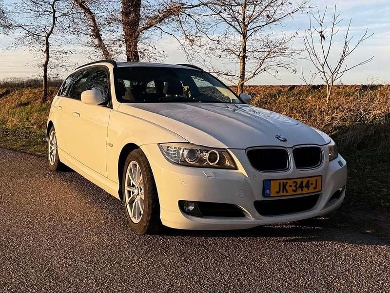 Wit Gebruikt 2010 BMW 318 Stationwagen | € 5.500 (Eerlijke prijs) - Afbeelding 1/4
