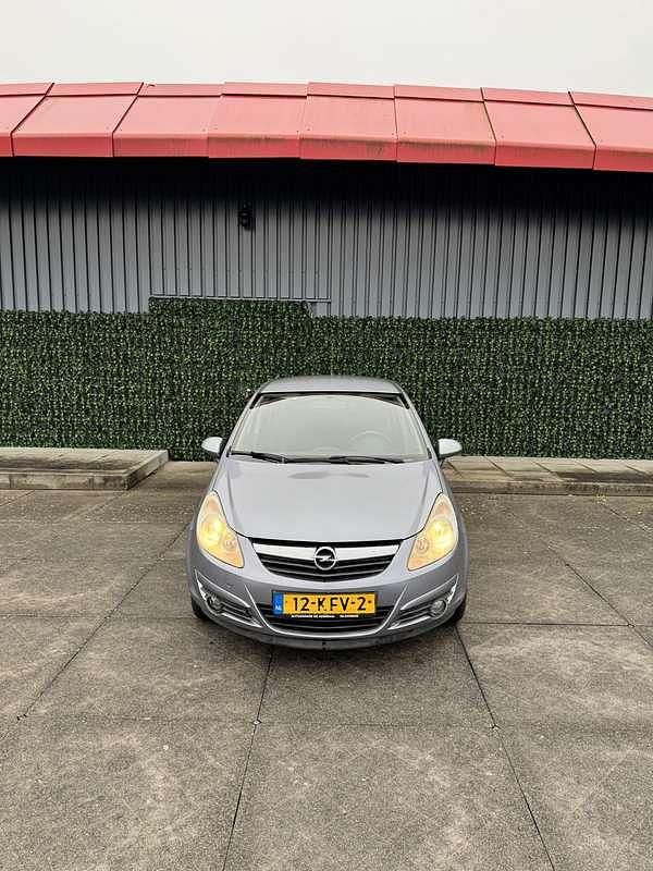 Grijs Occasion 2009 Opel Corsa Enjoy MPV | € 1.999 (Eerlijke prijs) - Afbeelding 1/4