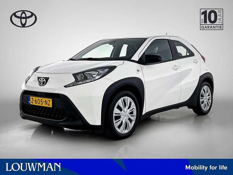 Wit Gebruikt 2024 Toyota Aygo Play Hatchback | € 17.445 (Eerlijke prijs) - Afbeelding 1/3