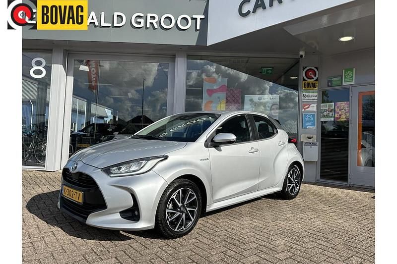 Grijs Gebruikt 2021 Toyota Yaris Hybrid Plus Hatchback | € 20.399 (Eerlijke prijs) - Afbeelding 1/3