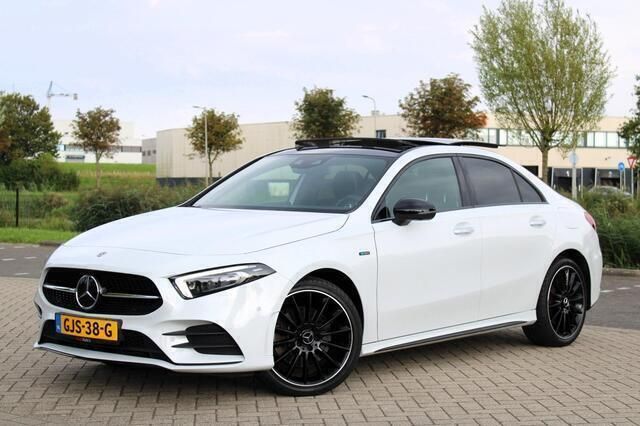 Wit Gebruikt 2021 Mercedes A250 AMG Sedan | € 33.450 (Eerlijke prijs) - Afbeelding 1/4