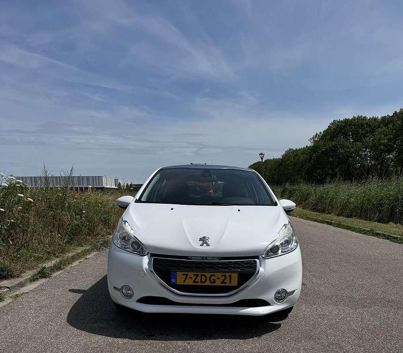 Wit Gebruikt 2014 Peugeot 208 Allure Hatchback | € 4.999 (Goede deal) - Afbeelding 1/4
