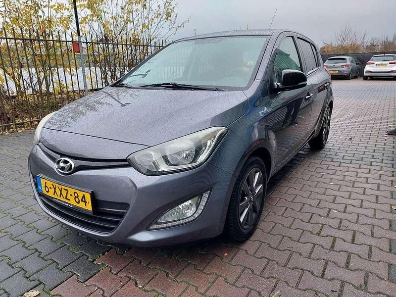 Grijs Gebruikt 2014 Hyundai i20 Hatchback | € 6.499 (Goede deal) - Afbeelding 1/4