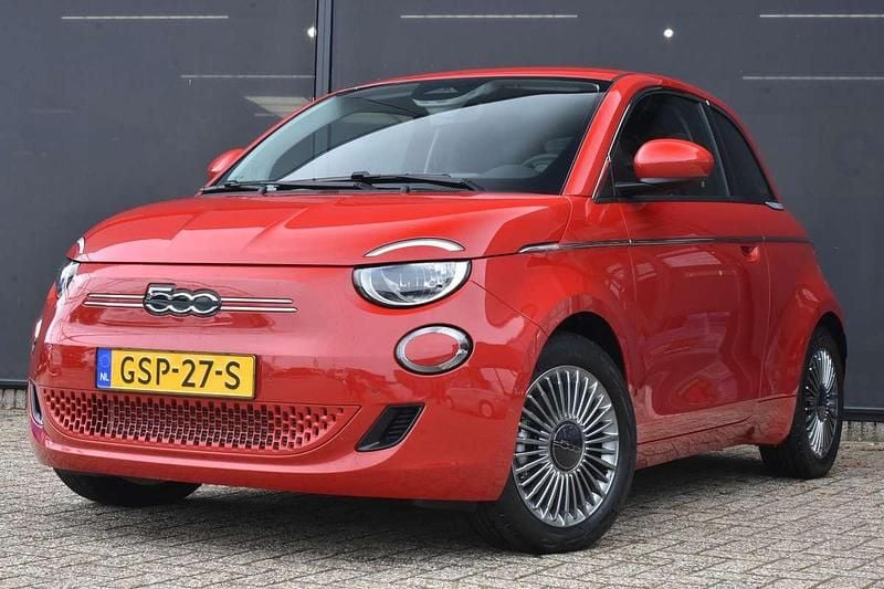 Rood Gebruikt 2024 Fiat 500e Comfort Hatchback | € 22.400 (Eerlijke prijs) - Afbeelding 1/4