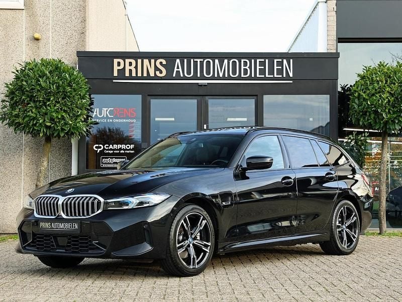 Zwart Gebruikt 2023 BMW 330e M Sport Stationwagen | € 41.950 (Eerlijke prijs) - Afbeelding 1/4