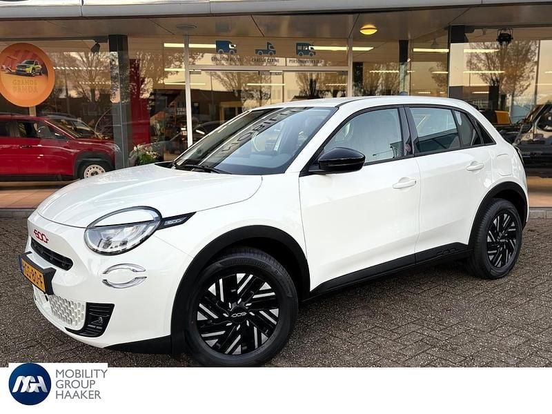 Wit Nieuw 2025 Fiat 600E Red SUV | € 27.400 (Super prijs) - Afbeelding 1/4
