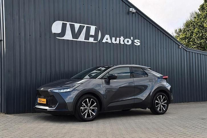 Grijs Gebruikt 2025 Toyota C-HR SUV | € 31.350 (Super prijs) - Afbeelding 1/4