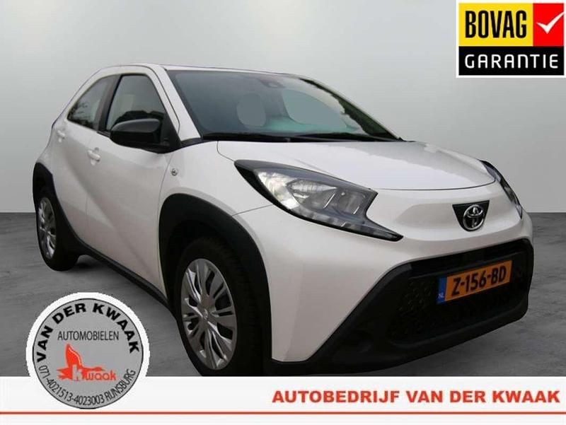 Wit Gebruikt 2023 Toyota Aygo X Play SUV | € 15.995 - Afbeelding 1/4