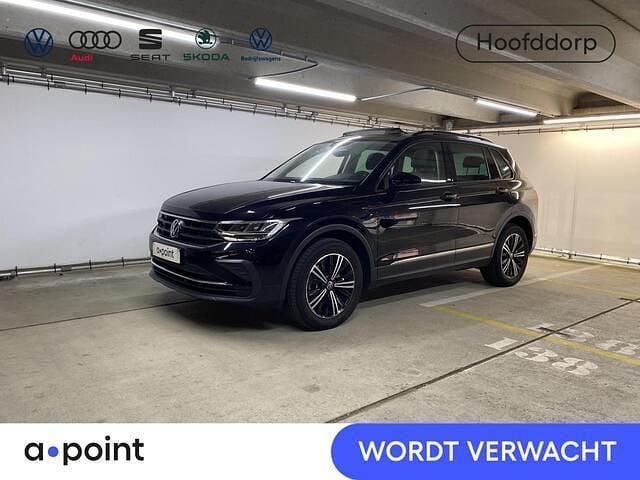 Zwart Gebruikt 2022 VW Tiguan Life SUV | € 34.949 (Eerlijke prijs) - Afbeelding 1/1