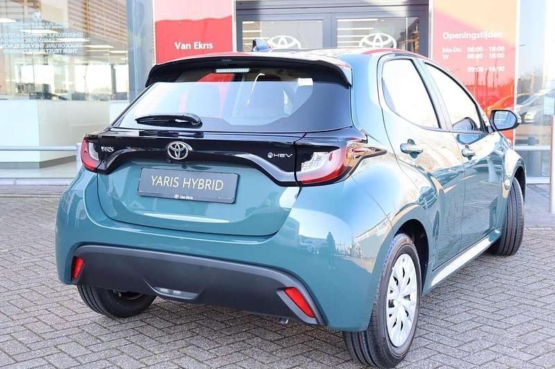 Nieuw Toyota Yaris Hybrid Comfort 116 PK (85 kW) 2025 Groen, metallic lak Hatchback