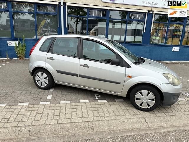Grijs Gebruikt 2006 Ford Fiesta Hatchback | € 1.150 (Eerlijke prijs) - Afbeelding 1/4