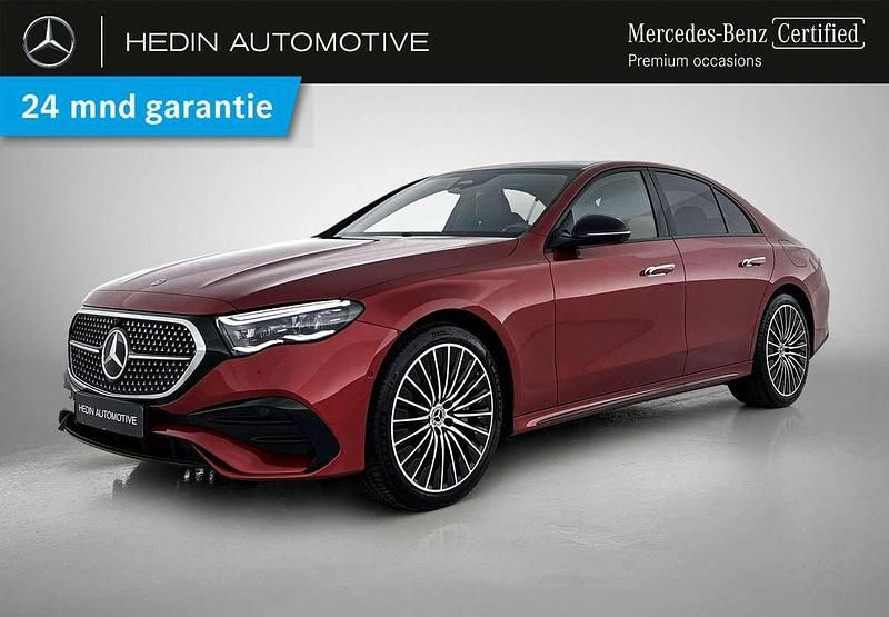 Rood, metallic lak Gebruikt 2024 Mercedes E300 AMG line Sedan | € 73.900 - Afbeelding 1/4
