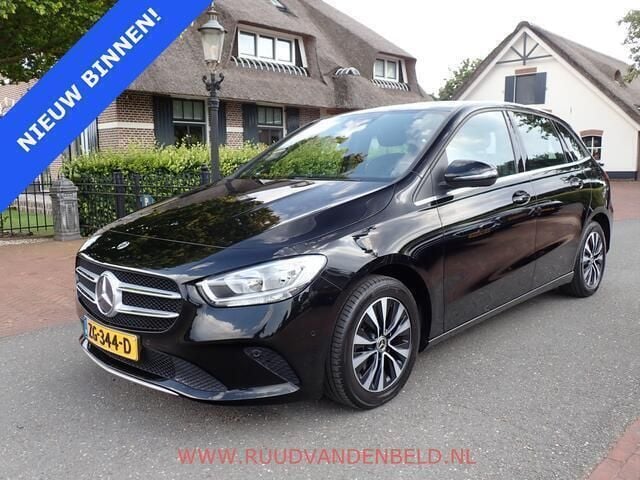Zwart Gebruikt 2019 Mercedes 180 Business Sedan | € 22.900 (Eerlijke prijs) - Afbeelding 1/4