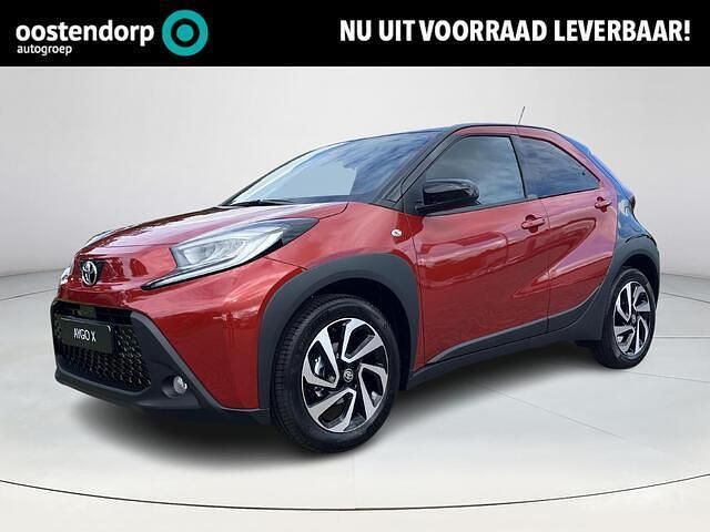 Rood Nieuw 2025 Toyota Aygo Pulse Hatchback | € 22.950 (Eerlijke prijs) - Afbeelding 1/4