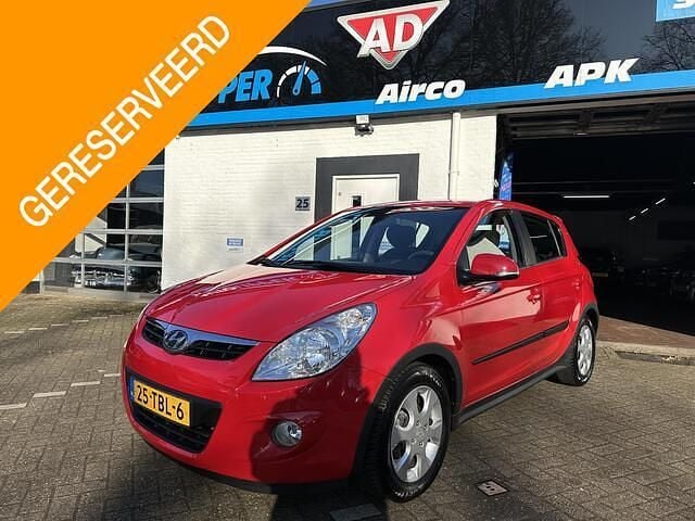 Rood Occasion 2012 Hyundai i20 Sport Hatchback | € 4.850 (Eerlijke prijs) - Afbeelding 1/4