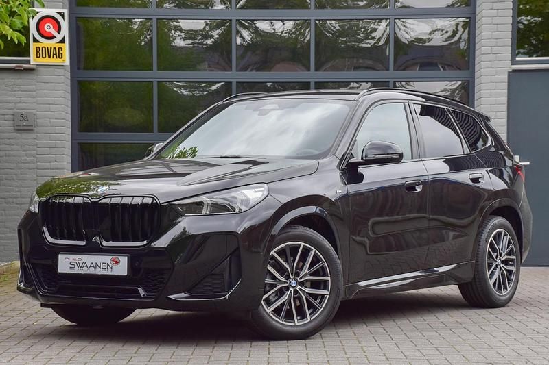 Zwart Gebruikt 2024 BMW X1 M Sport SUV | € 48.950 (Eerlijke prijs) - Afbeelding 1/4