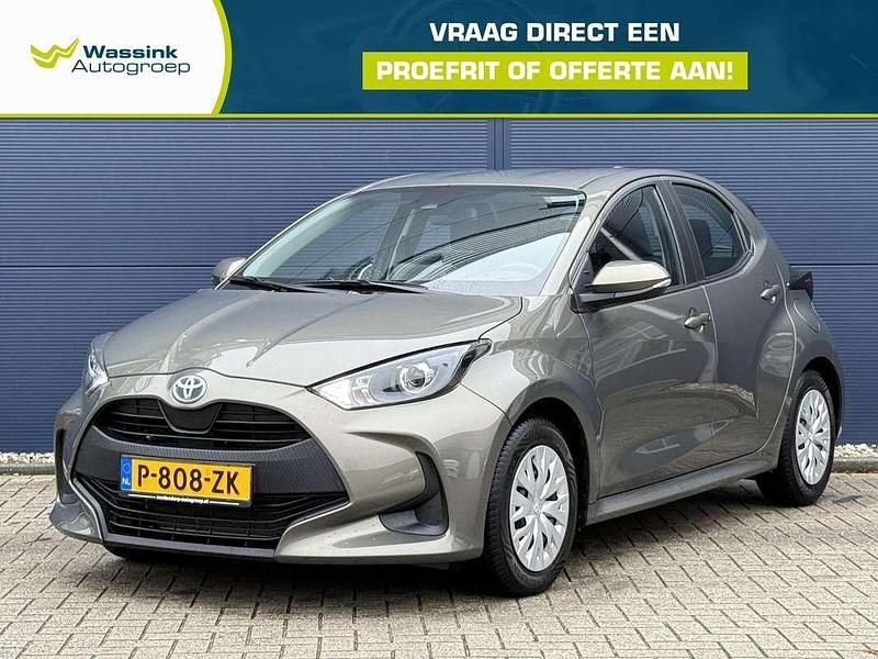 Groen Gebruikt 2022 Toyota Yaris Hybrid Active Hatchback | € 20.490 (Goede deal) - Afbeelding 1/4