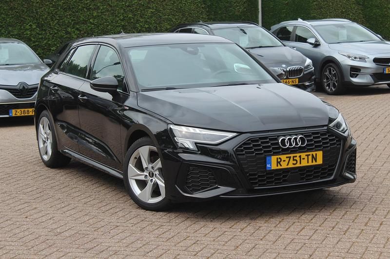 Zwart Gebruikt 2022 Audi A3 Sportback S-Line Hatchback | € 27.550 (Eerlijke prijs) - Afbeelding 1/4