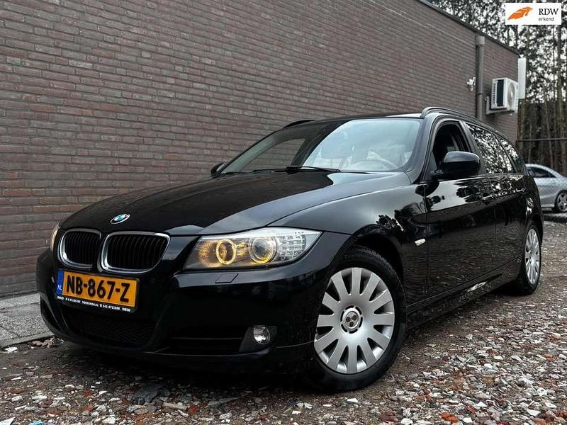Zwart Occasion 2012 BMW 318 Luxury Line Stationwagen | € 2.750 (Eerlijke prijs) - Afbeelding 1/4