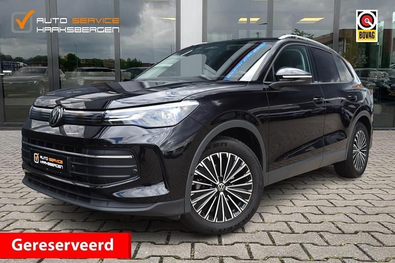 Zwart (metallic) Gebruikt 2025 VW Tiguan Life SUV | € 39.900 (Super prijs) - Afbeelding 1/4