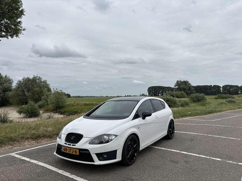 Wit Gebruikt 2009 Cupra Leon MPV | € 9.500 (Iets duurder) - Afbeelding 1/4