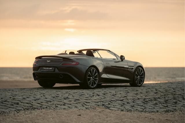 Grijs, metallic lak Gebruikt 2014 Aston Martin Vanquish Cabriolet | € 164.999 - Afbeelding 1/4