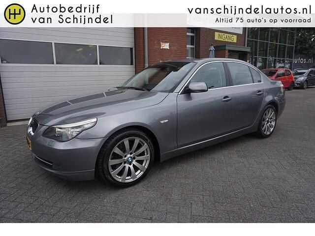 Grijs Gebruikt 2008 BMW 523 Executive Sedan | € 8.945 (Eerlijke prijs) - Afbeelding 1/4