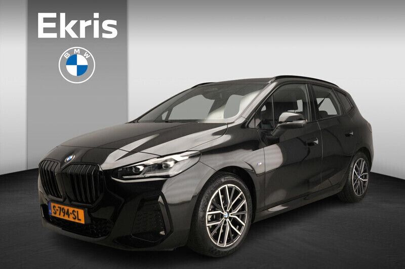 Zwart Gebruikt 2023 BMW 218 Comfort Edition Stationwagen | € 34.900 (Duur) - Afbeelding 1/4