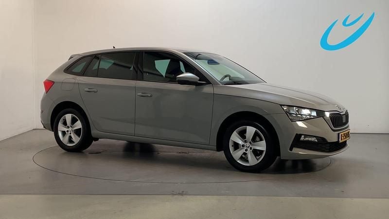 Grijs Gebruikt 2020 Skoda Scala Business Line Hatchback | € 16.250 (Eerlijke prijs) - Afbeelding 1/3