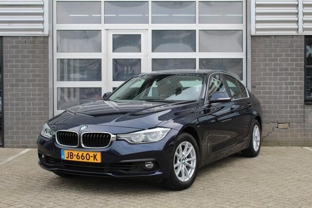 Blauw, metallic lak Gebruikt 2016 BMW 318 Executive Sedan | € 17.950 (Iets duurder) - Afbeelding 1/4