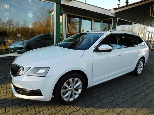 Wit Gebruikt 2020 Skoda Octavia Stationwagen | € 18.450 (Goede deal) - Afbeelding 1/4
