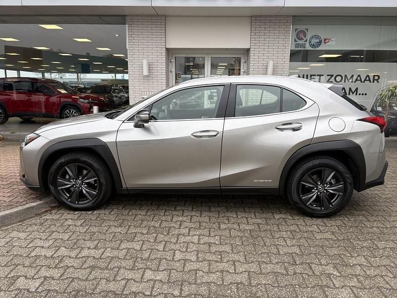 Occasion Lexus UX Luxury Line 184 PK (135 kW) 2022 Zilver SUV