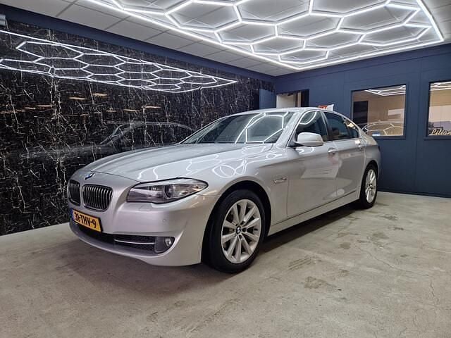 Grijs Gebruikt 2012 BMW 520 Executive Sedan | € 9.450 (Eerlijke prijs) - Afbeelding 1/4