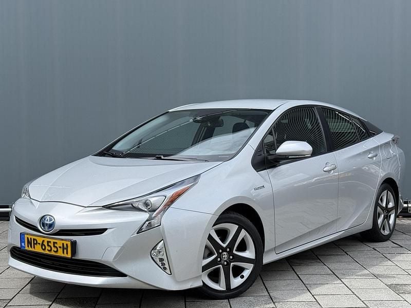 Grijs, metallic lak Gebruikt 2017 Toyota Prius Hatchback | € 16.444 (Goede deal) - Afbeelding 1/4