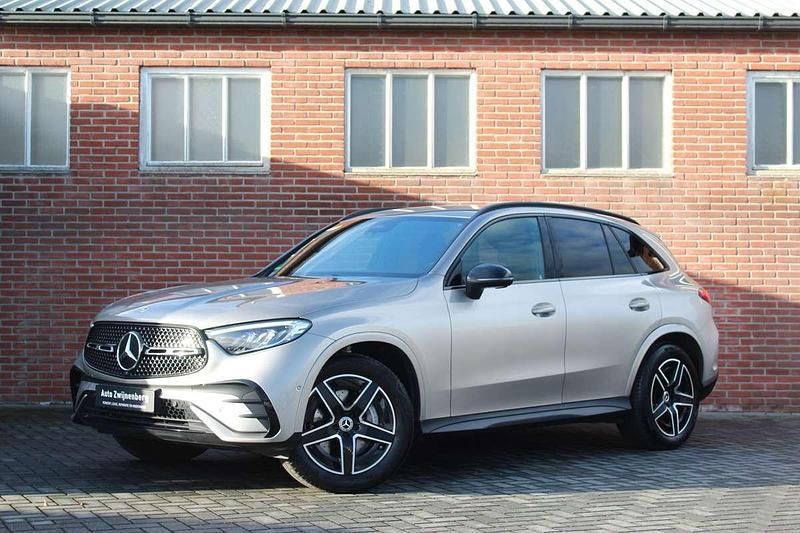 Grijs (metallic) Gebruikt 2023 Mercedes GLC200 AMG line SUV | € 59.900 - Afbeelding 1/4