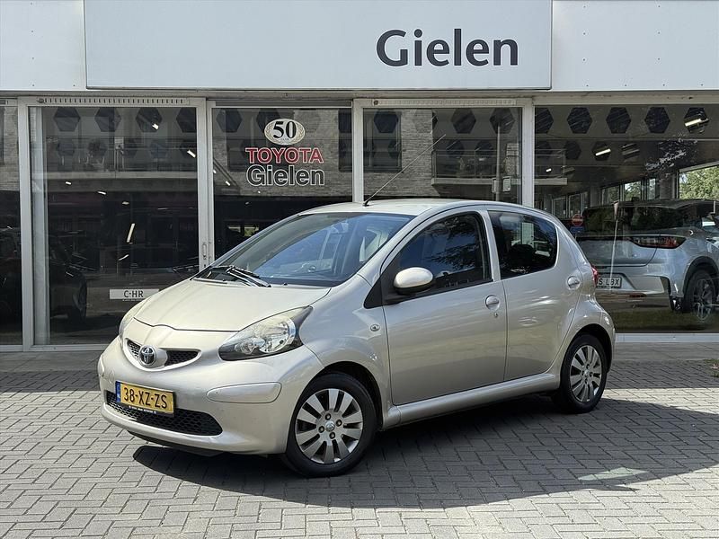 Beige, metallic lak Gebruikt 2008 Toyota Aygo Plus Hatchback | € 4.400 (Duur) - Afbeelding 1/4