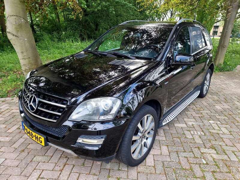 Zwart Gebruikt 2011 Mercedes ML300 SUV | € 13.750 - Afbeelding 1/4