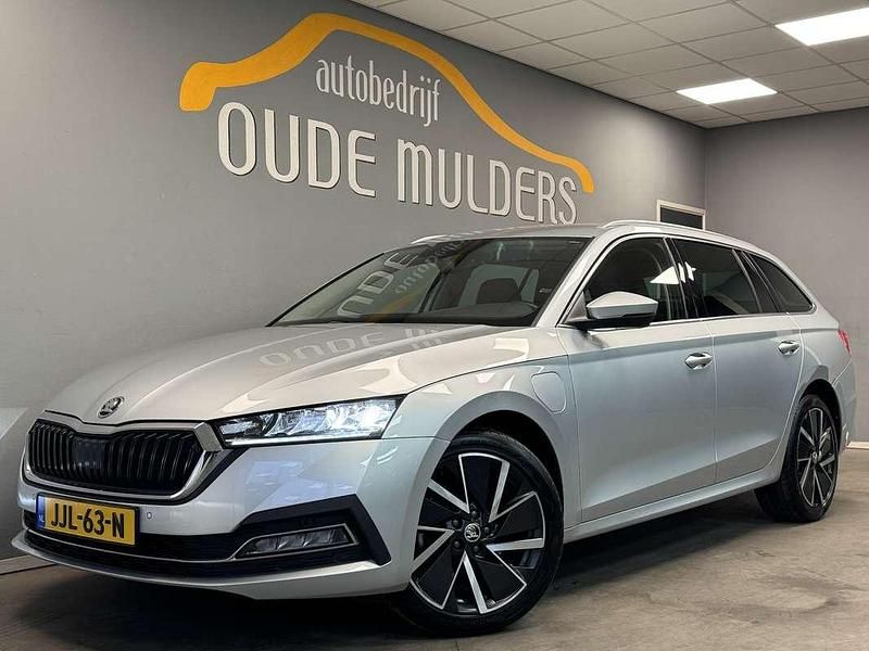 Grijs (metallic) Occasion 2021 Skoda Octavia Business Line Stationwagen | € 24.950 (Iets duurder) - Afbeelding 1/4