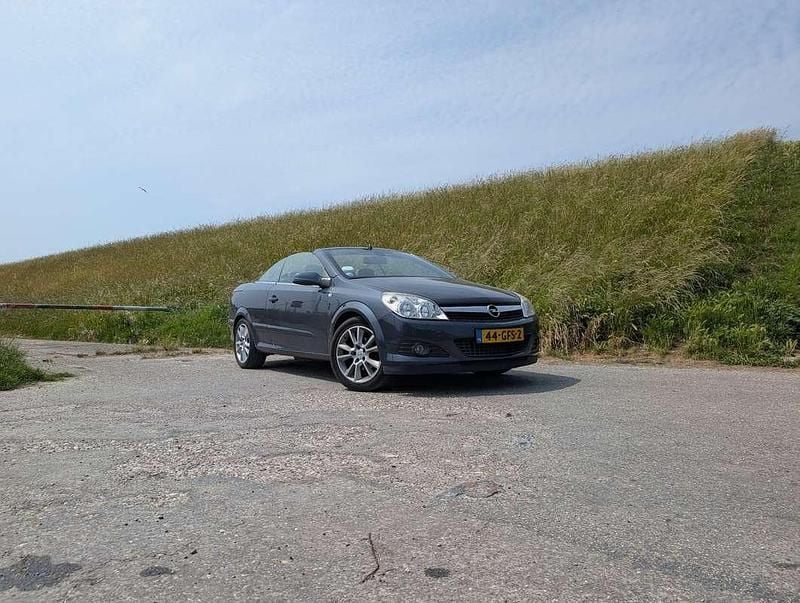 Grijs Occasion 2008 Opel Astra Cabriolet Cabriolet | € 5.000 (Eerlijke prijs) - Afbeelding 1/4