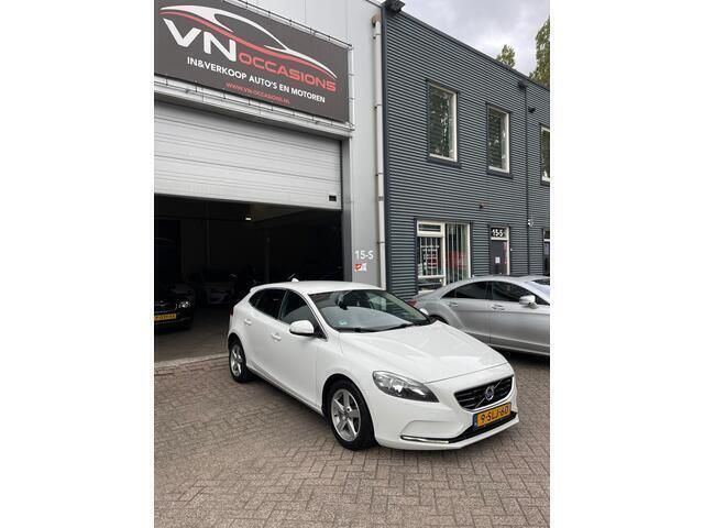 Wit Gebruikt 2013 Volvo V40 Momentum Stationwagen | € 5.950 (Duur) - Afbeelding 1/4