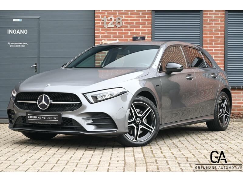 Grijs, metallic lak Gebruikt 2021 Mercedes A250 AMG Hatchback | € 30.495 (Goede deal) - Afbeelding 1/4