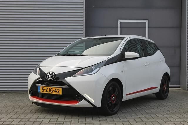 Wit Gebruikt 2015 Toyota Aygo X-play Hatchback | € 7.499 (Eerlijke prijs) - Afbeelding 1/4