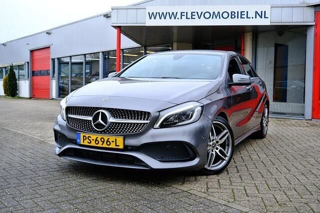 Grijs (metallic) Gebruikt 2017 Mercedes A180 Business Hatchback | € 15.950 (Eerlijke prijs) - Afbeelding 1/4