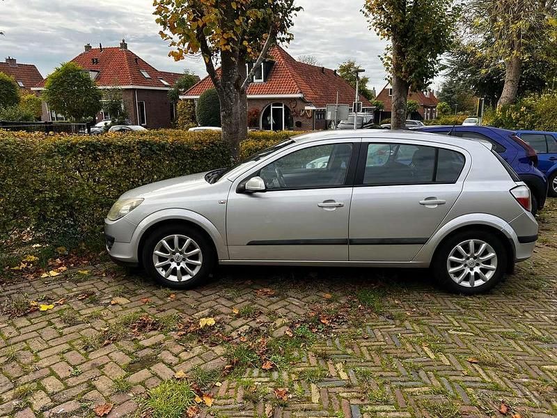 Occasion Opel Astra Sport 105 PK (77 kW) 2004 Zilver Hatchback