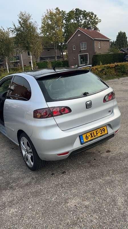 Grijs Gebruikt 2006 Seat Ibiza FR Hatchback | € 1.699 (Eerlijke prijs) - Afbeelding 1/4