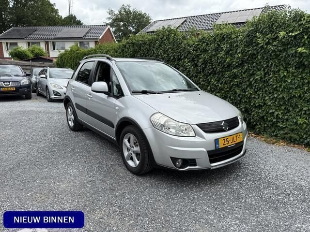 Grijs, metallic lak Gebruikt 2009 Suzuki SX4 MPV | € 3.445 (Eerlijke prijs) - Afbeelding 1/4