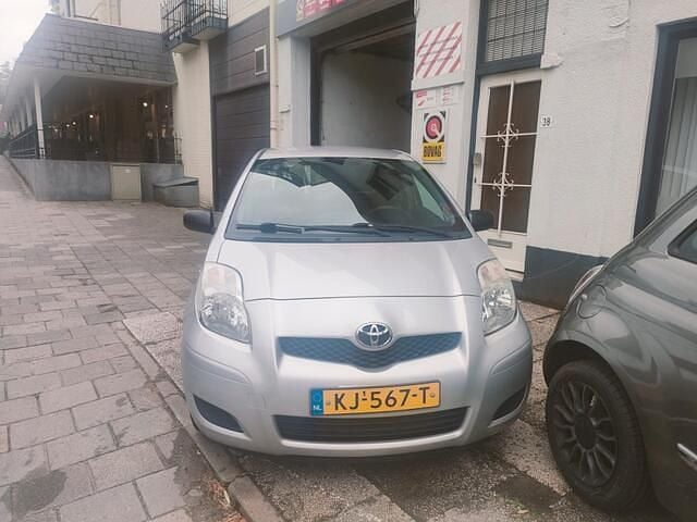 Grijs Gebruikt 2011 Toyota Yaris Hatchback | € 4.555 (Eerlijke prijs) - Afbeelding 1/4