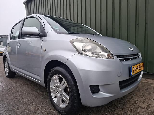 Occasion Daihatsu Sirion 91 PK (66 kW) 2009 Grijs Hatchback